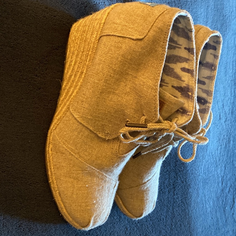 TOMS Wedge